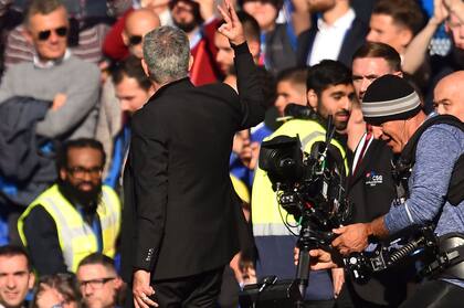 Luego se cruzó con los hinchas de Chelsea: les recordó las tres Premier League que ganó con ese equipo