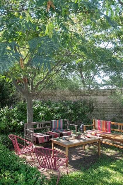 Lugar de descanso bajo tres acacias de Constantinopla y rodeado de una plantación de semisombra. Los muebles y telas remiten a los "ranchos" de La Pampa, al igual que la arquitectura de la casa.
Paisajismo: Mariana Perez
