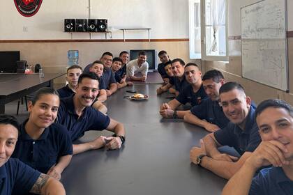 Lugar insólito. El actor deleitó a todos en un cuartel de bomberos