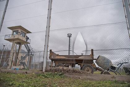 Lugar por donde se escaparon de la cárcel de Piñero ocho presos, luego de recibir apoyo externo con armas de fuego, y donde resultó muerto uno de los internos que participaron del operativo de fuga. 
