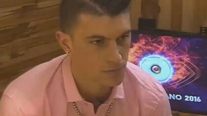 Luifa escuchando al abogado en el tico de la casa