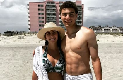 Luigi Mangione, junto a una hermana, en una foto que él compartió en Instagram