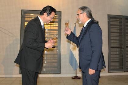 El ministro Luis Basterra junto al embajador Takahiro Nakamae