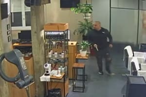 “Nos repetía que nos iba a volar la cabeza a todos”, dijo el dueño de la peluquería de Recoleta donde mataron a un estilista