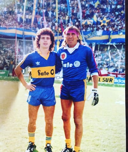 Luis Abramovich, con Hugo Gatti, en la Bombonera