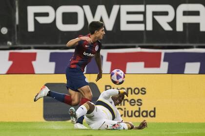 Luis Advíncula va con todo a cruzar abajo; Boca aplicó exceso de fuerza en varias acciones.