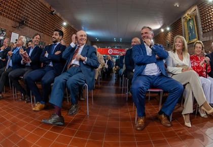 Luis Alberto Lacalle Herrera, Luis Lacalle Pou, Andrés Ojeda, Julio María Sanguinetti, el presidente Yamandú Orsi y la vicepresidenta Carolina Cosse, en el 90° cumpleaños del expresidente