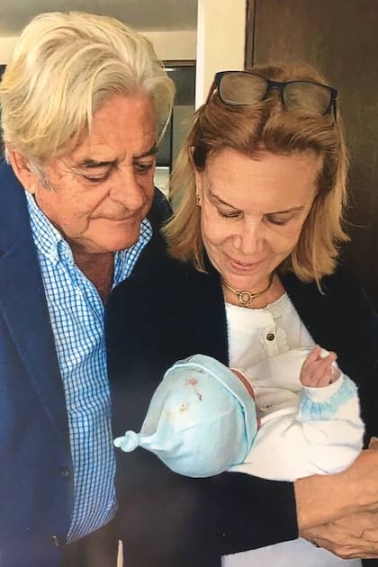 Luis Alberto Lacalle y Julia Pou, los padres de la abogada y artista plástica, el día que conocieron a su nieto.