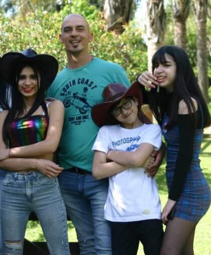 Luis Alberto Robledo, con sus tres hijos