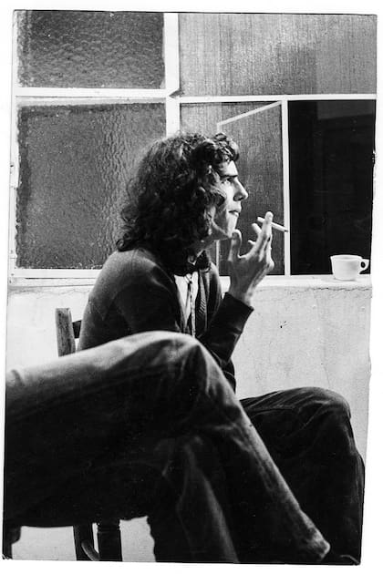 Luis Alberto Spinetta, durante el rodaje de un documental hasta ahora desconocido, de Alcira Luengas