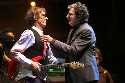 Luis Alberto Spinetta y Charly García luego de tocar juntos "Rezo por vos" en el el recital Las Bandas Eternas