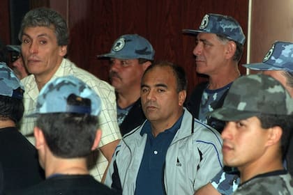 Luis "el Gordo Valor" es retirado de los Tribunales de San Martín luego de escuchar la sentencia a 20 años de prisión en Noviembre de 1999