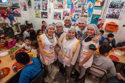 Luis Ángel Gómez, junto al equipo de voluntarios de la organización Todo por los chicos, en el barrio Loyola de San Martín. Crédito: Daniel Jayo.