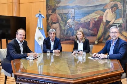 Luis Ardúriz, el primero a la derecha, junto a su primo y ministro Caputo y los funcionarios Daniel González y María Tettamanti