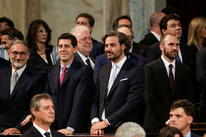 Hombres trajeados: Luis Basterra (ministro de Agricultura) Eduardo Wado de Pedro (ministro del Interior), Santiago Cafiero (jefe de Gabinete) y Martín Guzmán (ministro de Economía)