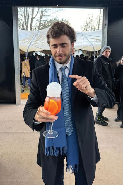Luis Blaquier, primo del novio, con uno de los tragos de Aperol con una esfera de humo creados por The Bartrenders.