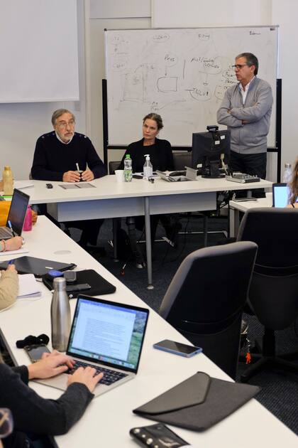 Luis Brandoni junto a Karina Galperín y Carlos Reymundo Roberts, co-directores del Máster