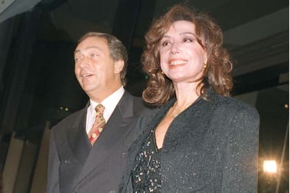 Luis Brandoni y Marta Bianchi llegan a los premios Martín Fierro, en abril de 1996