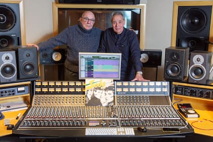 Luis Brozzoni (izq.) y Oscar Giménez grabaron el álbum debut de Soda Stereo en 1984, cuando ambos trabajaban como técnicos de planta en los extintos Estudios CBS, "la catedral del sonido"