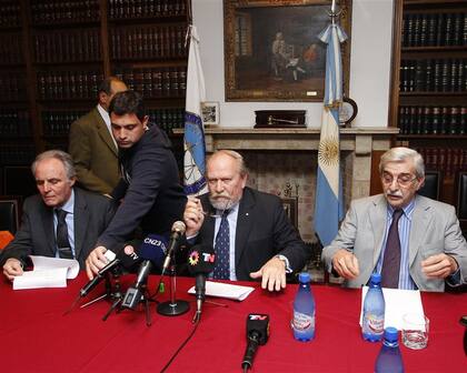 El doctor Enrique Paixao, en una mesa redonda que compartió con Luis Cabral, presidente de la Asociación de Magistrados, y Alberto García Lema, procurador del Tesoro de la Nación durante el gobierno de Carlos Menem