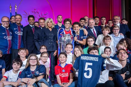 Luis Campos, Luis Enrique, y el presidente de Paris Saint Germain Nasser al-Khelaifi, junto con el presidente de Francia Emmanuel Macron, y Marquinhos, con la Orejona