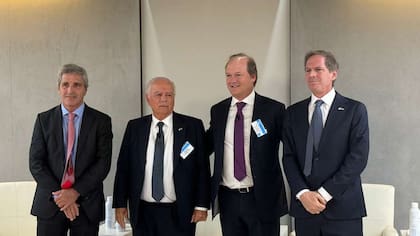 Luis Caputo, Alejandro Bulgheroni, Daniel González y Alec Oxenford