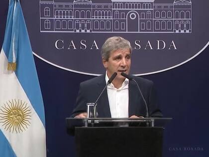 Luis Caputo anunciando la baja temporal de las retenciones al campo