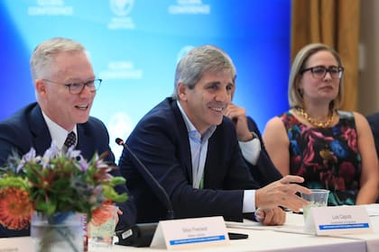 Luis Caputo, ayer, en una reunión con líderes de finanzas globales