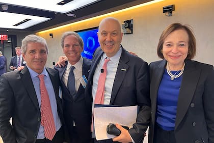 Luis Caputo, el embajador Alex Oxenford, Federico Sturzenegger y Susan Segal