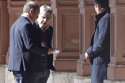 Luis Caputo, el ministro de Economía, en la puerta de la Casa Rosada