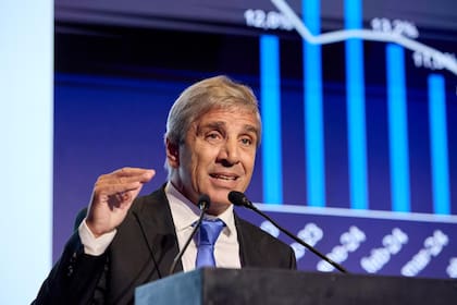 Luis Caputo en el 7° Foro de Inversiones & Negocios Mendoza 2026. En la foto con Alfredo Cornejo y Martín Clément