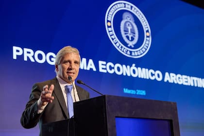 Luis Caputo en el 7° Foro de Inversiones & Negocios Mendoza 2026. En la foto con Alfredo Cornejo y Martín Clément