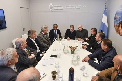 Luis Caputo encabezó la reunión con los dirigentes del campo en la Exposición Rural de Palermo