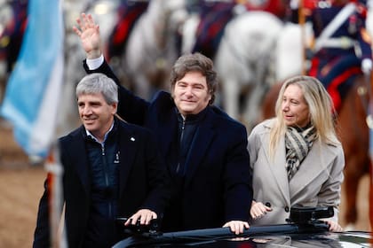 Luis Caputo, Javier Milei y Karina Milei en La Rural