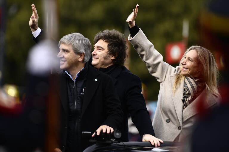 Luis Caputo, Javier Milei y Karina Milei llegaron en una camioneta a la Rural