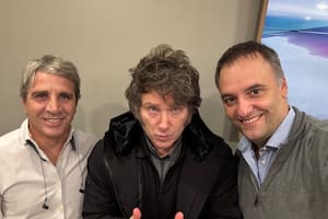 Luis Caputo, Javier Milei y Manuel Adorni