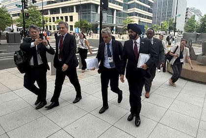 Luis Caputo junto al presidente del Banco Mundial, Ajay Banga