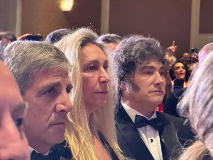 Luis Caputo, Karina y Javier Milei. El ministro de Economía tiene una cruzada contra los municipios que suben tasas