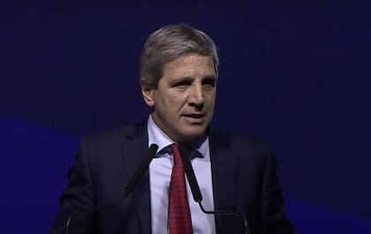 Luis Caputo, ministro de Economía, en la Fundación Faro