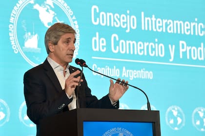 Luis Caputo, ministro de Economía, estuvo en Cicyp y aseguró que es “la gente” la que sostiene al Gobierno. El presidente, si bien no tiene encuestador propio, pondera la mayoría de las compulsas y está exultante con que siete de cada diez argentinos confían en que se resolverá la inflación