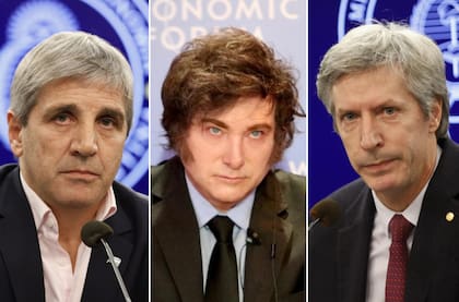 Luis Caputo, ministro de Economía; Javier Milei, presidente de la Argentina, y Santiago Bausili, presidente del Banco Central.