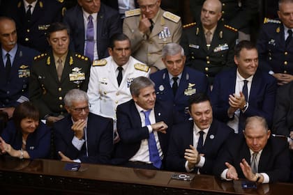 Luis Caputo, ministro de Economía, saluda a los presentes con un gesto luego de ser nombrado por Milei