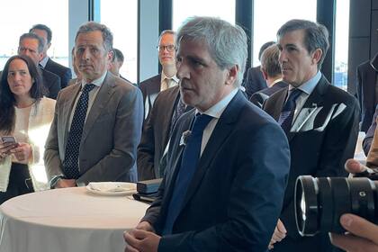 Luis Caputo, premiado. El ministro de Economía fue reconocido esta semana en Washington. Al mismo tiempo, bajaba el riesgo país y subían los bonos en la Argentina.