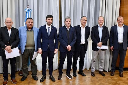 Luis Caputo recibió a Marcos Bulgheroni e Ignacio Torres durante el anuncio del primer proyecto de petróleo convencional que buscará adherirse al RIGI, con inversiones previstas por US$680 millones en Cerro Dragón.