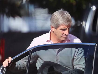 Luis Caputo, saliendo de Casa Rosada.
