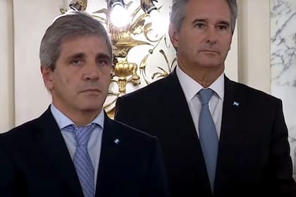 Luis Caputo y el secretario de Finanzas, Pablo Quirno.
