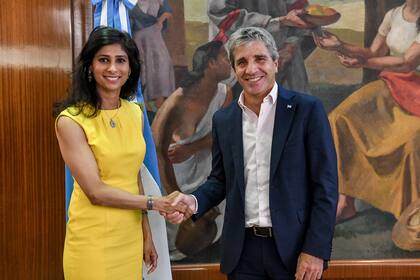 Luis Caputo y Gita Gopinath, del FMI, ayer, en Economía