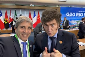 Luis Caputo y Javier Milei en el G20, en Brasil; el ministro confirmó el cierre de Ciccone