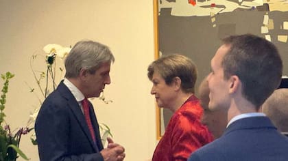Luis Caputo y Kristalina Georgieva, en Washington.