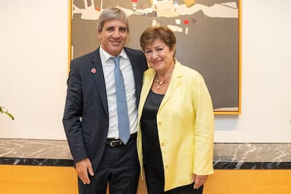Luis Caputo y la titular del Fondo Monetario Internacional (FMI), Kristalina Georgieva, en Washington.